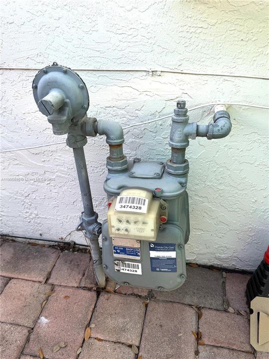 合同活跃: $614,900 (3 贝兹, 2 浴室, 1400 平方英尺)