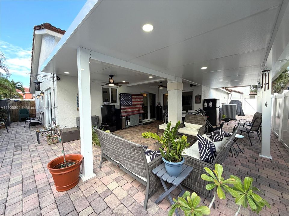 合同活跃: $614,900 (3 贝兹, 2 浴室, 1400 平方英尺)