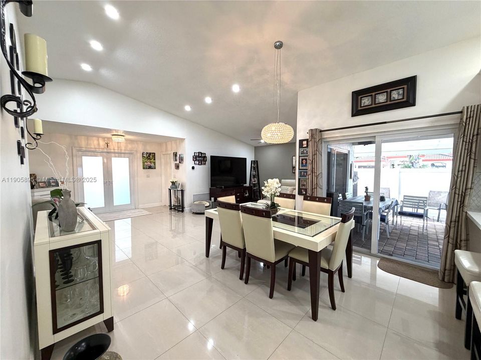 合同活跃: $614,900 (3 贝兹, 2 浴室, 1400 平方英尺)