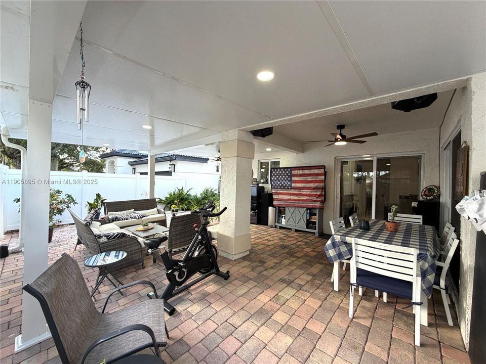 合同活跃: $614,900 (3 贝兹, 2 浴室, 1400 平方英尺)