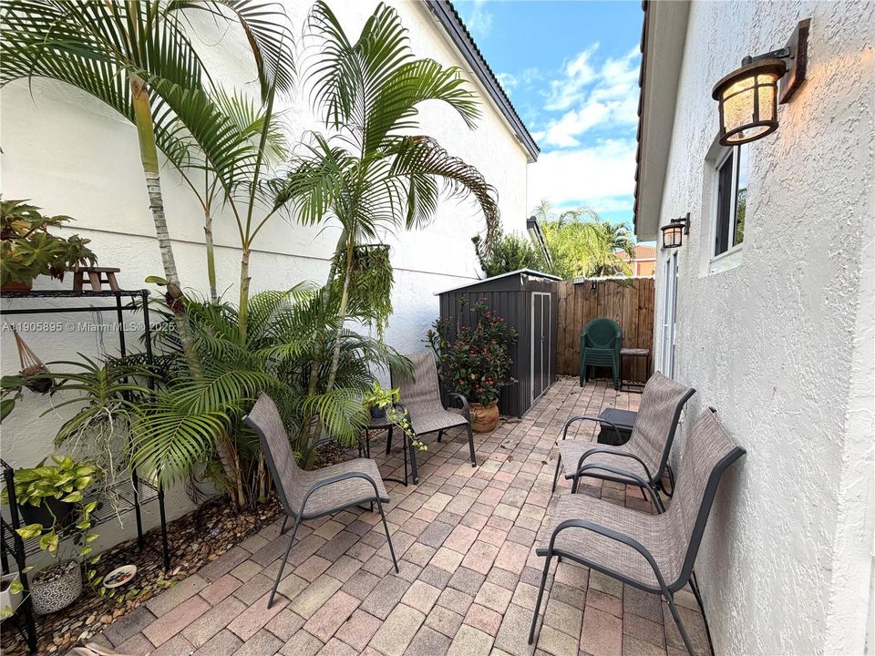 合同活跃: $614,900 (3 贝兹, 2 浴室, 1400 平方英尺)