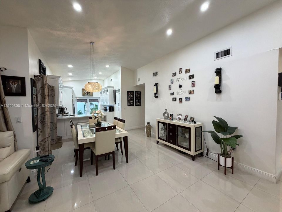 合同活跃: $614,900 (3 贝兹, 2 浴室, 1400 平方英尺)