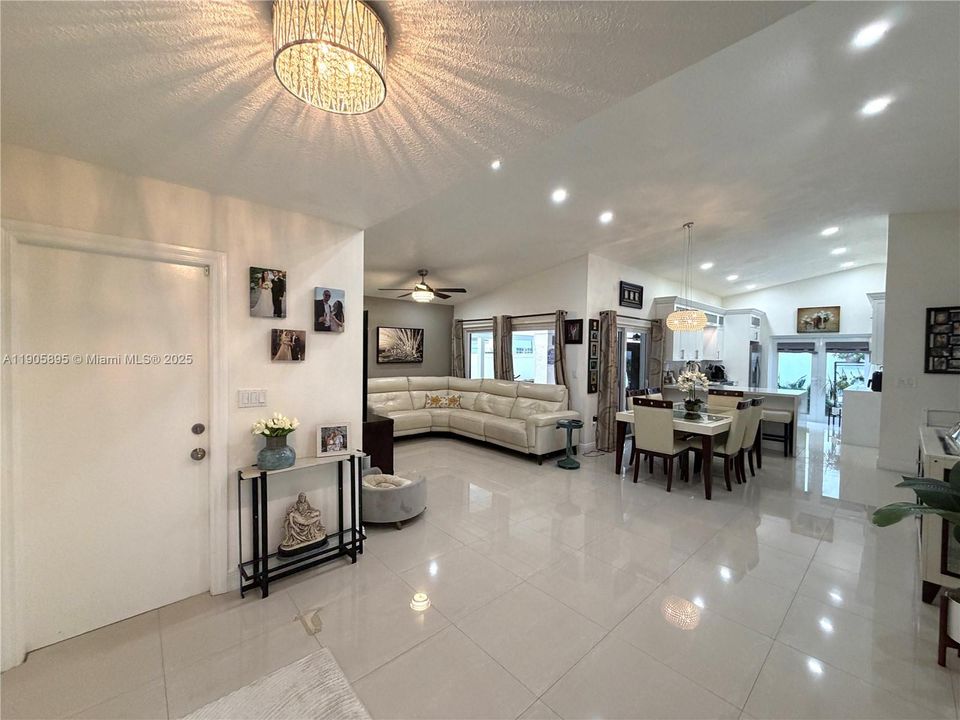 合同活跃: $614,900 (3 贝兹, 2 浴室, 1400 平方英尺)