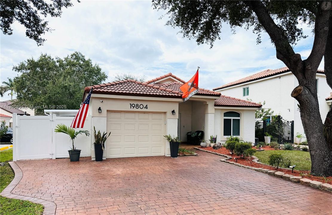 合同活跃: $614,900 (3 贝兹, 2 浴室, 1400 平方英尺)