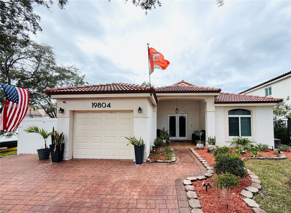 合同活跃: $614,900 (3 贝兹, 2 浴室, 1400 平方英尺)