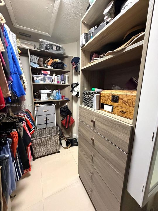 合同活跃: $614,900 (3 贝兹, 2 浴室, 1400 平方英尺)