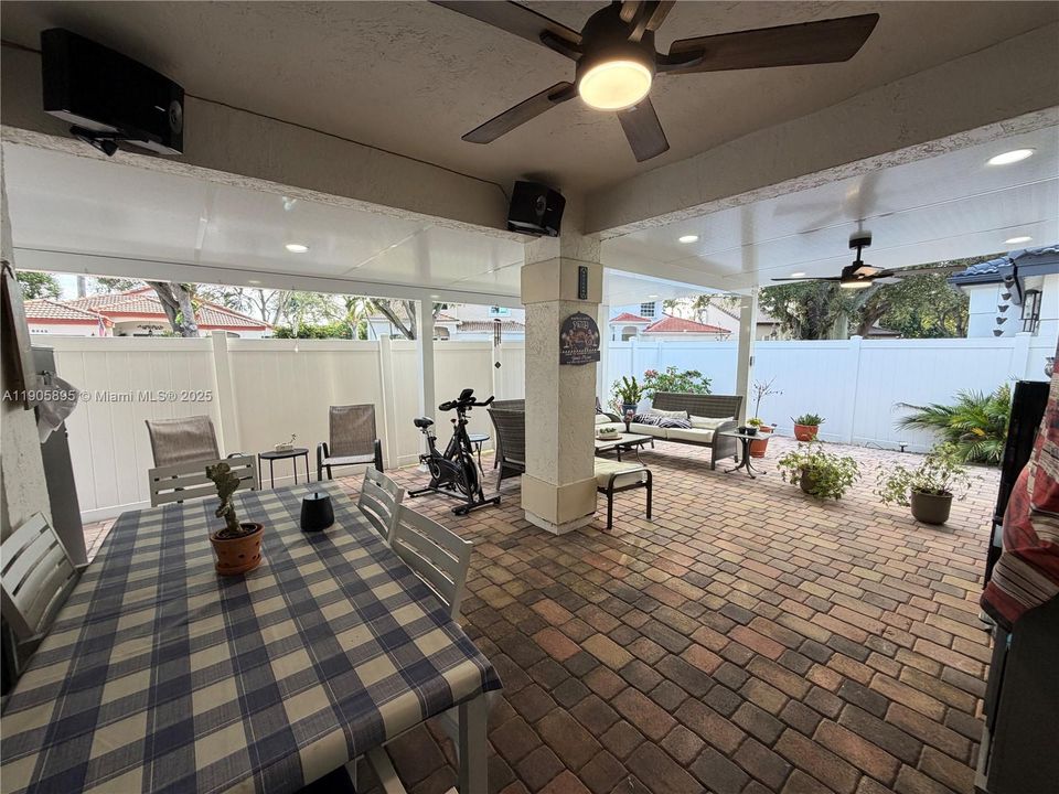 合同活跃: $614,900 (3 贝兹, 2 浴室, 1400 平方英尺)