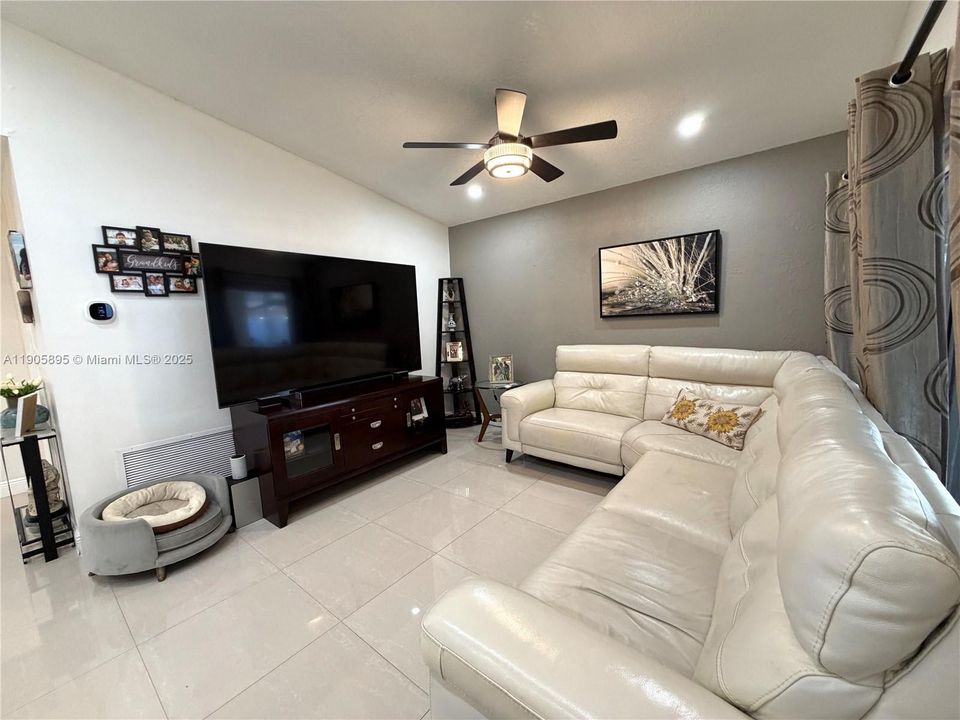 合同活跃: $614,900 (3 贝兹, 2 浴室, 1400 平方英尺)