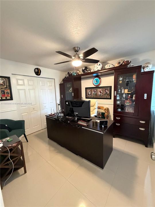 合同活跃: $614,900 (3 贝兹, 2 浴室, 1400 平方英尺)