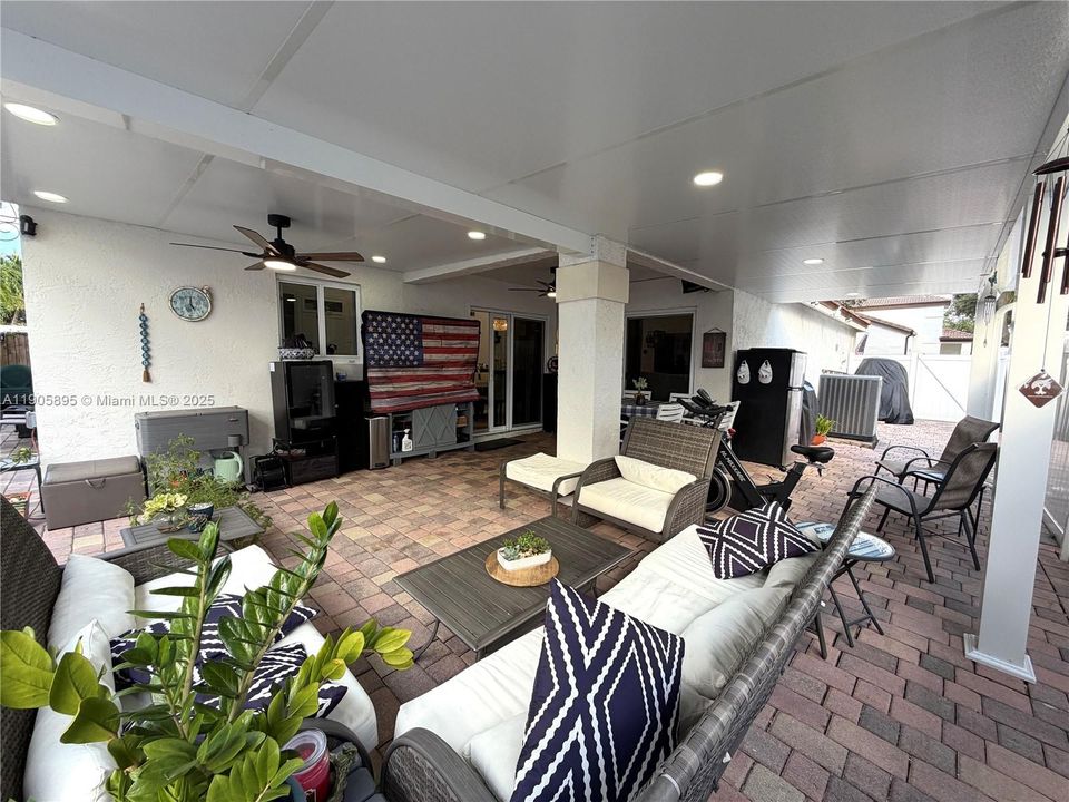 合同活跃: $614,900 (3 贝兹, 2 浴室, 1400 平方英尺)