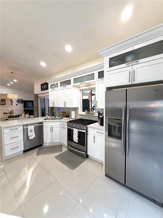 合同活跃: $614,900 (3 贝兹, 2 浴室, 1400 平方英尺)