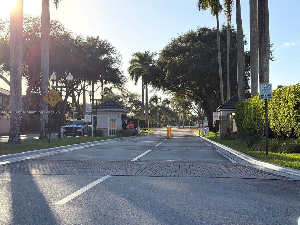 合同活跃: $614,900 (3 贝兹, 2 浴室, 1400 平方英尺)