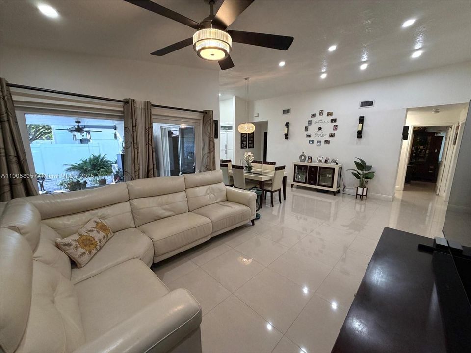 合同活跃: $614,900 (3 贝兹, 2 浴室, 1400 平方英尺)