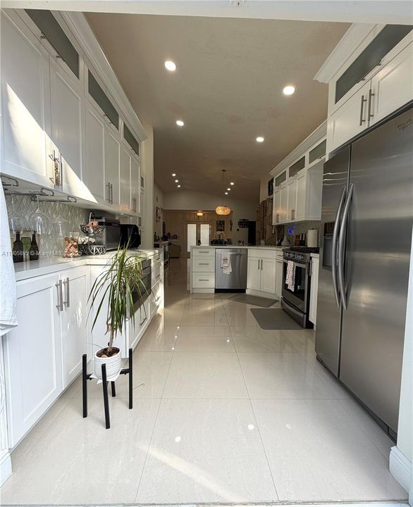 合同活跃: $614,900 (3 贝兹, 2 浴室, 1400 平方英尺)