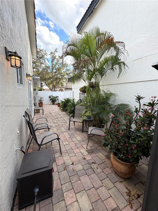 合同活跃: $614,900 (3 贝兹, 2 浴室, 1400 平方英尺)