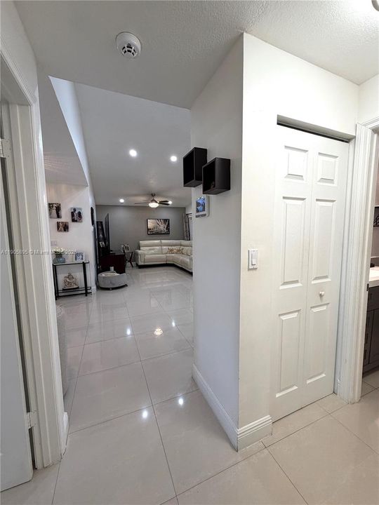 合同活跃: $614,900 (3 贝兹, 2 浴室, 1400 平方英尺)