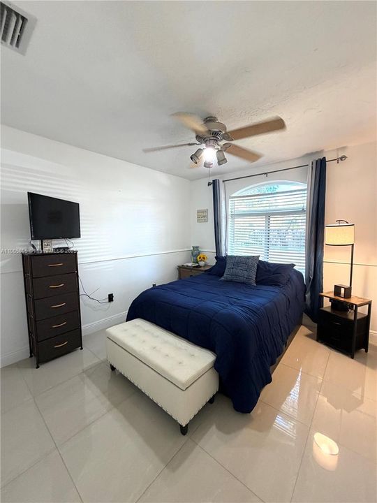 合同活跃: $614,900 (3 贝兹, 2 浴室, 1400 平方英尺)