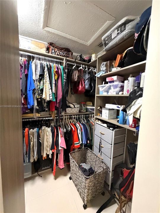 合同活跃: $614,900 (3 贝兹, 2 浴室, 1400 平方英尺)