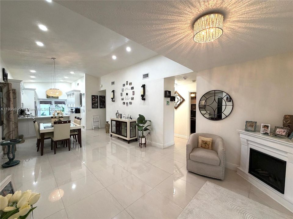 合同活跃: $614,900 (3 贝兹, 2 浴室, 1400 平方英尺)