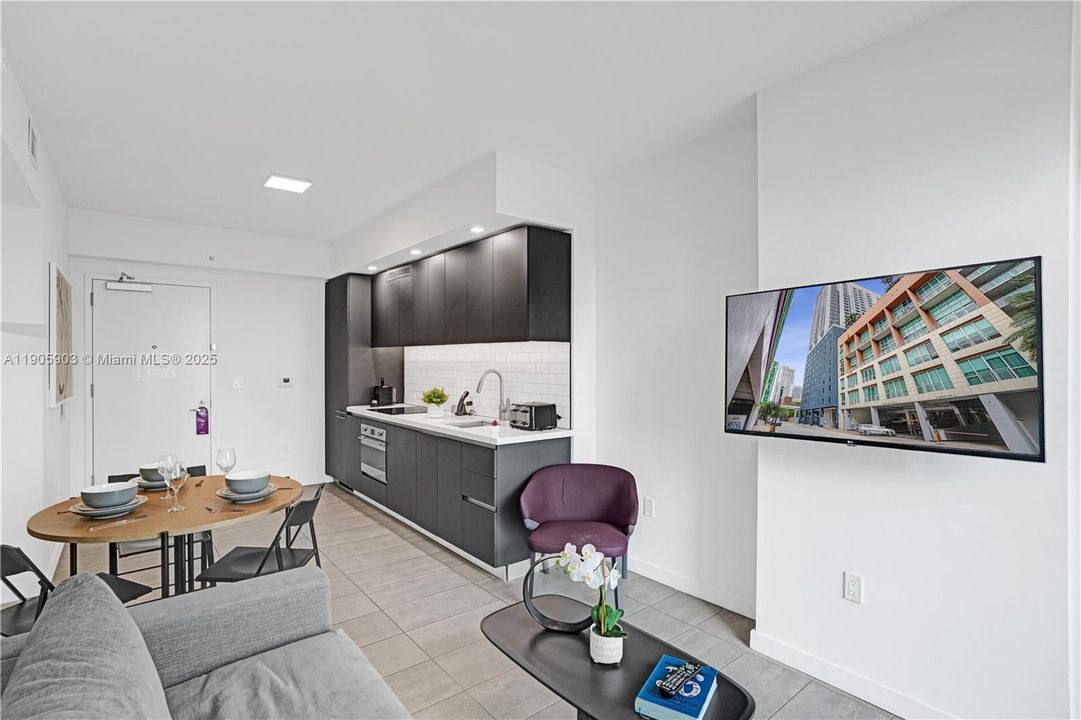 Active With Contract: $425,000 (1 beds, 1 baths, 521 Square Feet)