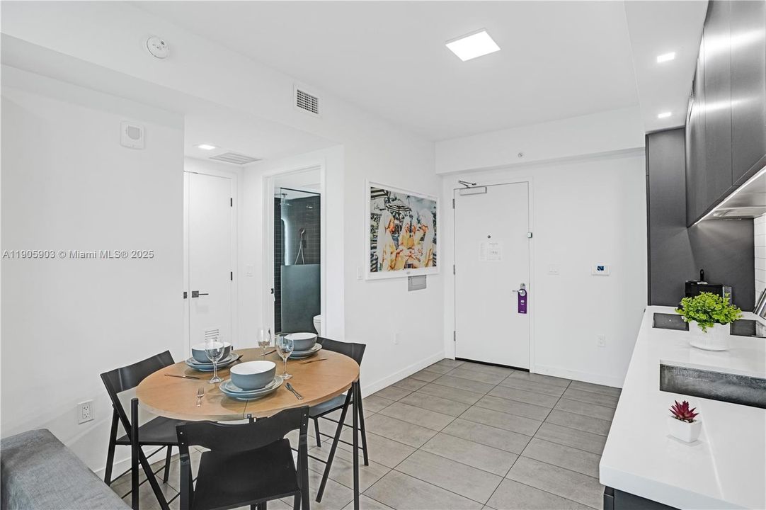 Active With Contract: $425,000 (1 beds, 1 baths, 521 Square Feet)