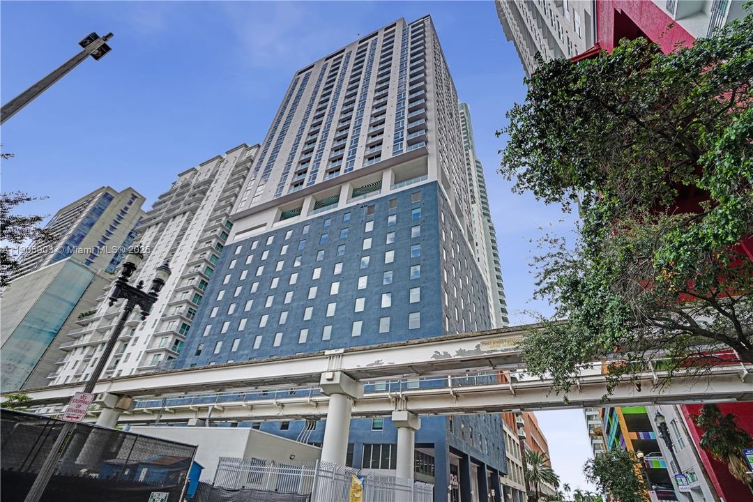 Active With Contract: $425,000 (1 beds, 1 baths, 521 Square Feet)