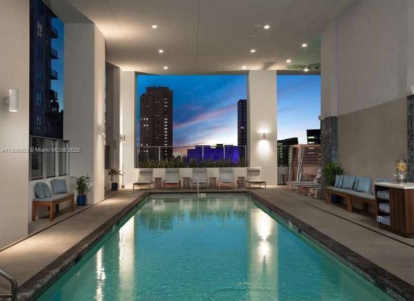 Active With Contract: $425,000 (1 beds, 1 baths, 521 Square Feet)