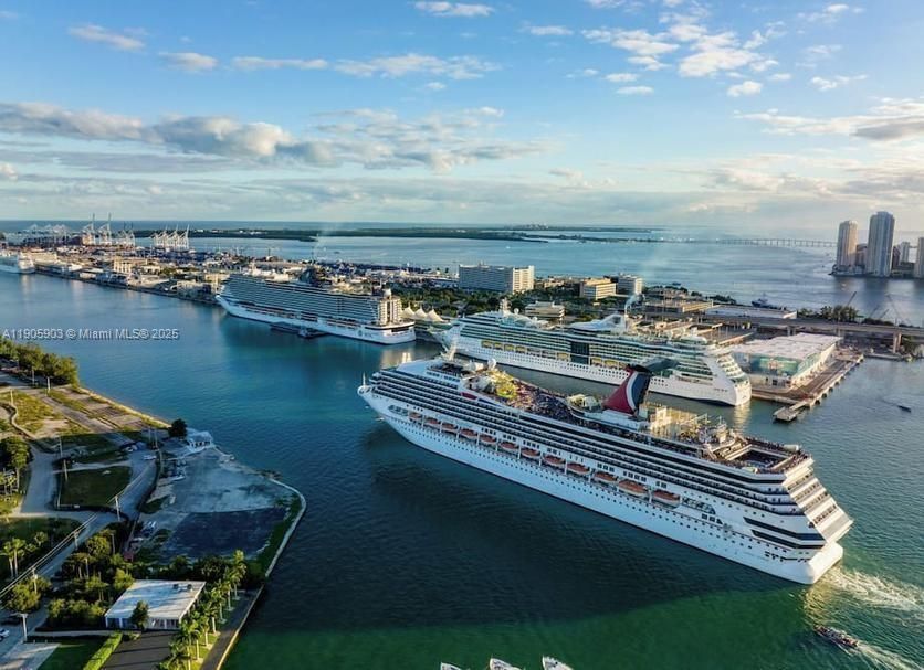 Stunning Unit for sale in the heart of Downtown Miami by Andrea Guzman