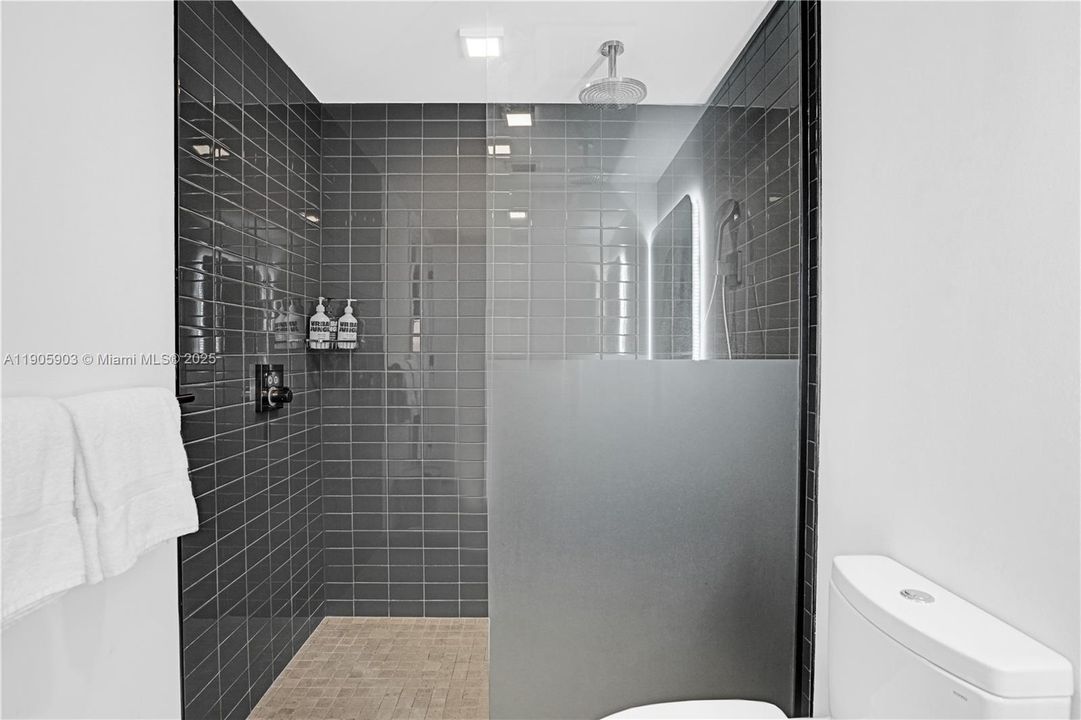 Active With Contract: $425,000 (1 beds, 1 baths, 521 Square Feet)