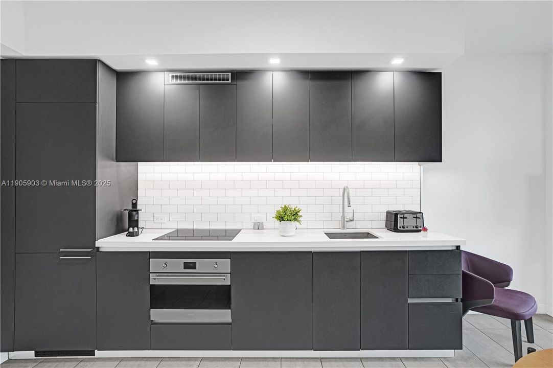 Active With Contract: $425,000 (1 beds, 1 baths, 521 Square Feet)