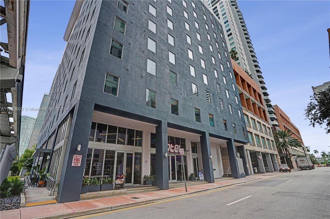 Active With Contract: $425,000 (1 beds, 1 baths, 521 Square Feet)