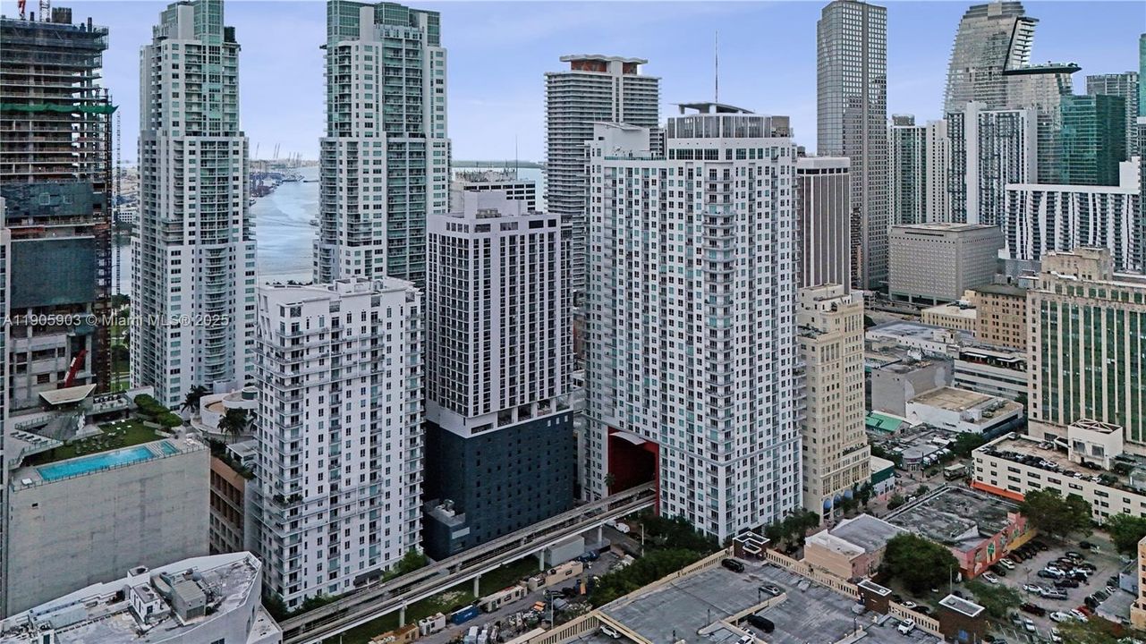 Active With Contract: $425,000 (1 beds, 1 baths, 521 Square Feet)