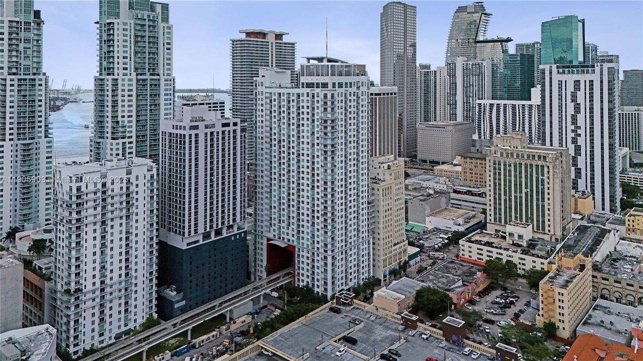 Active With Contract: $425,000 (1 beds, 1 baths, 521 Square Feet)