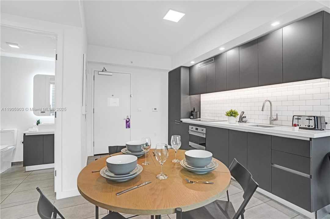 Active With Contract: $425,000 (1 beds, 1 baths, 521 Square Feet)