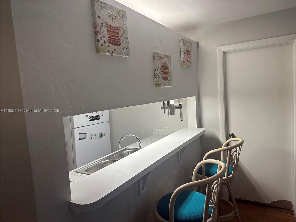 На продажу: $189,900 (4 спален, 4 ванн, 1177 Квадратных фут)