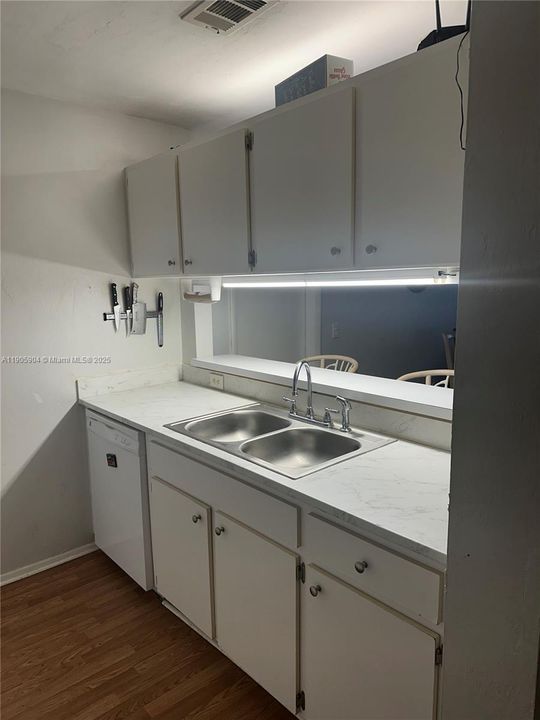 На продажу: $189,900 (4 спален, 4 ванн, 1177 Квадратных фут)