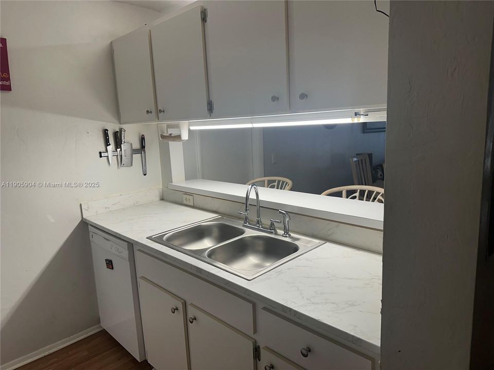 На продажу: $189,900 (4 спален, 4 ванн, 1177 Квадратных фут)