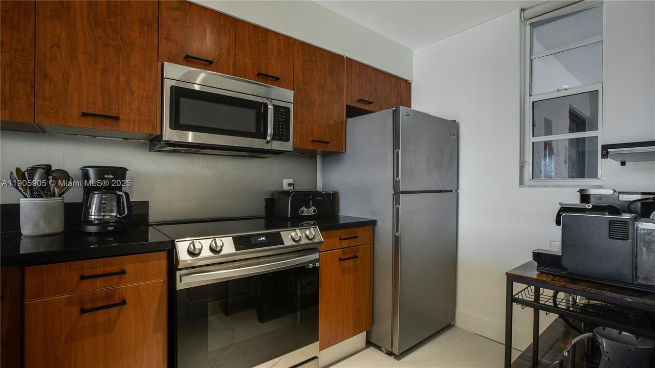 For Rent: $3,500 (2 beds, 1 baths, 926 Square Feet)