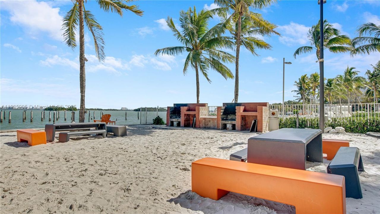 For Rent: $3,500 (2 beds, 1 baths, 926 Square Feet)