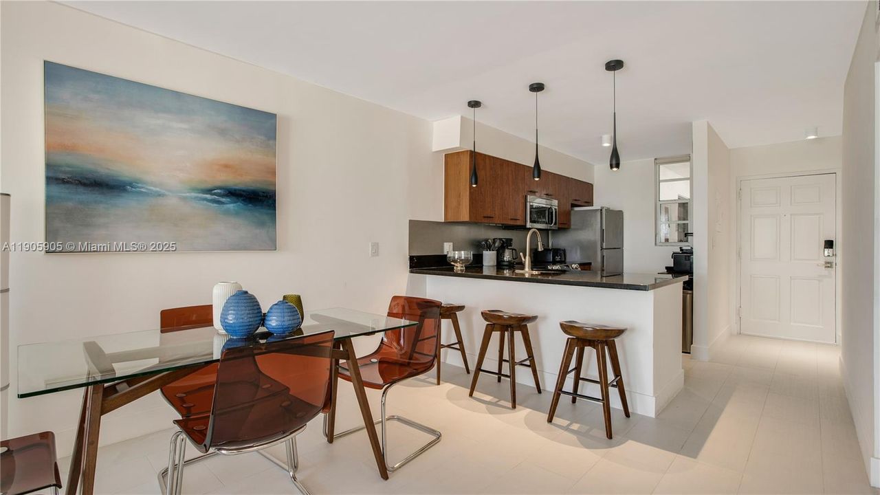 For Rent: $3,500 (2 beds, 1 baths, 926 Square Feet)