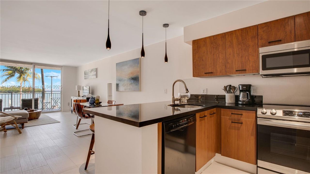 For Rent: $3,500 (2 beds, 1 baths, 926 Square Feet)