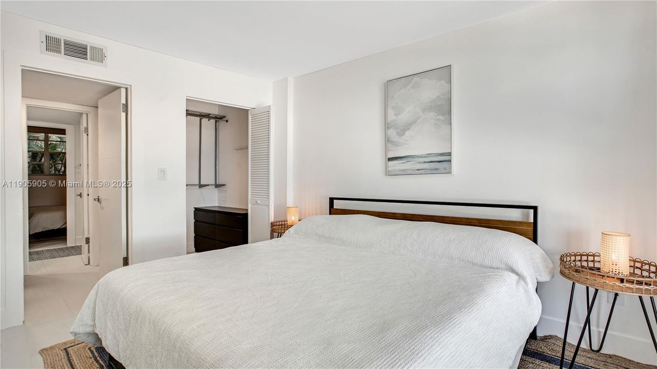 For Rent: $3,500 (2 beds, 1 baths, 926 Square Feet)