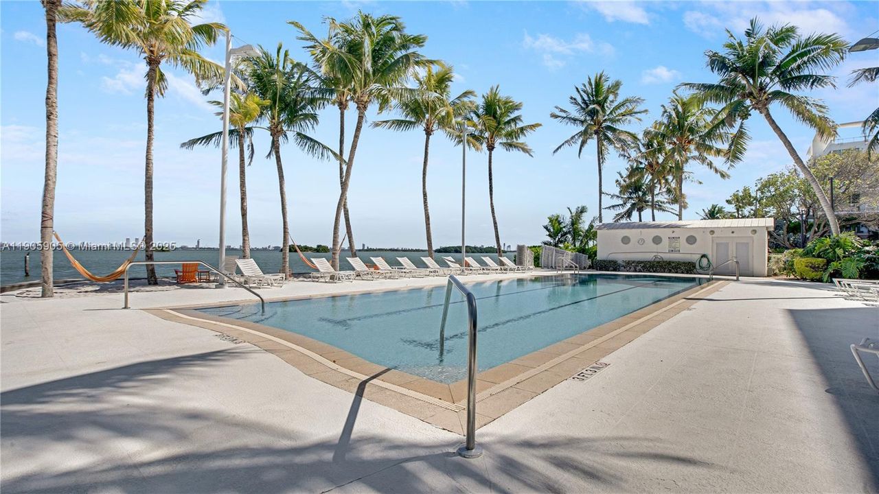 For Rent: $3,500 (2 beds, 1 baths, 926 Square Feet)