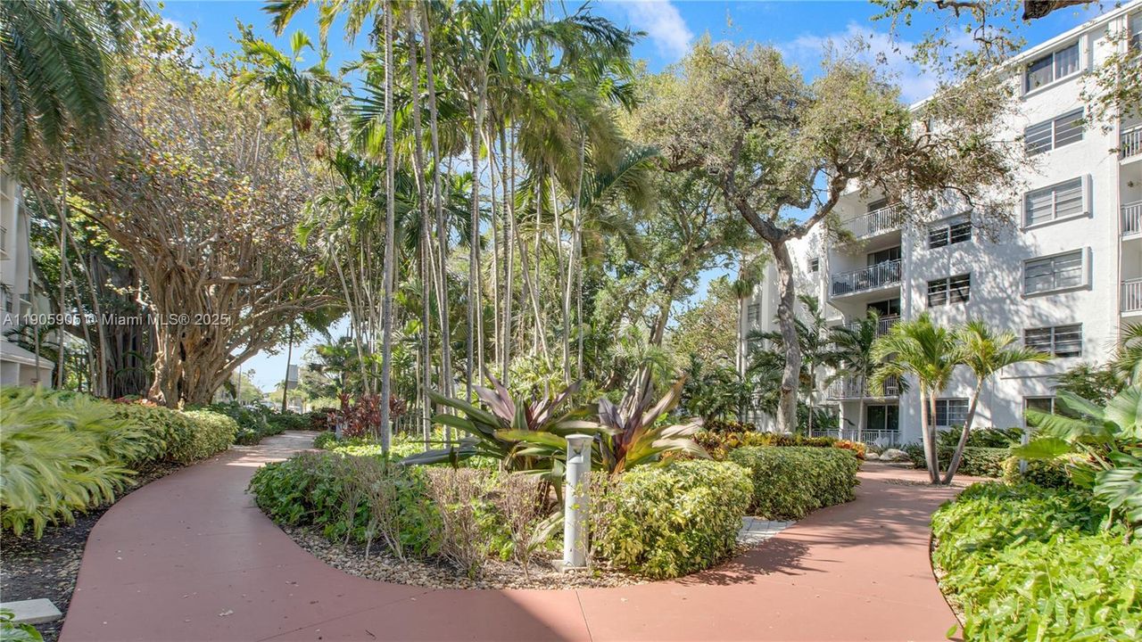 For Rent: $3,500 (2 beds, 1 baths, 926 Square Feet)