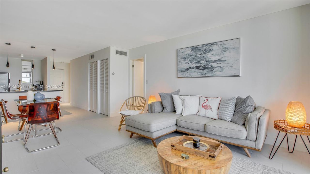 For Rent: $3,500 (2 beds, 1 baths, 926 Square Feet)