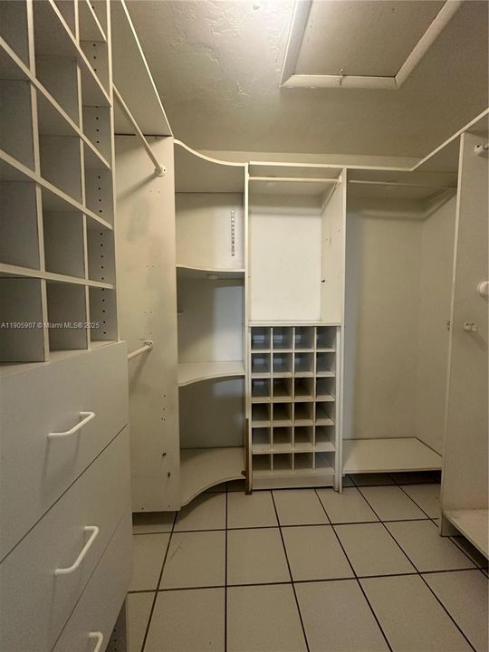 Active With Contract: $1,800 (1 beds, 1 baths, 678 Square Feet)