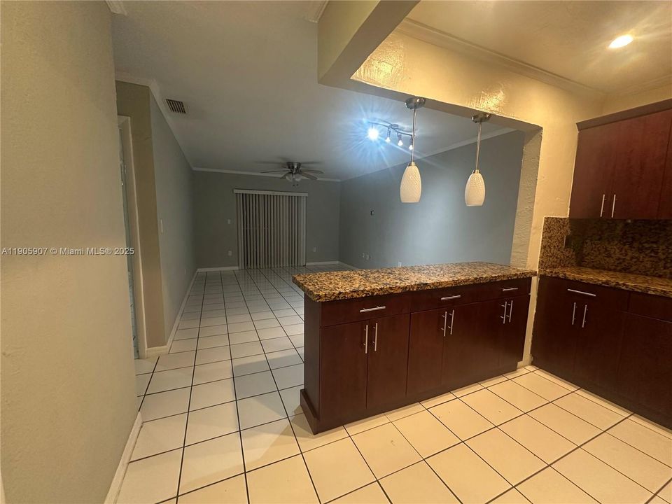 Active With Contract: $1,800 (1 beds, 1 baths, 678 Square Feet)