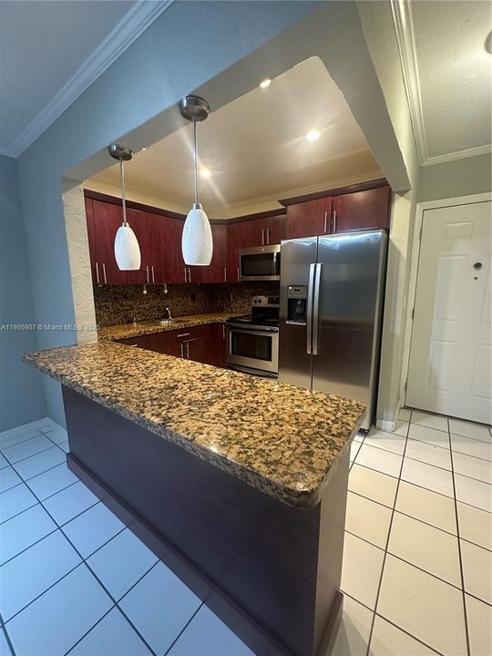 Active With Contract: $1,800 (1 beds, 1 baths, 678 Square Feet)