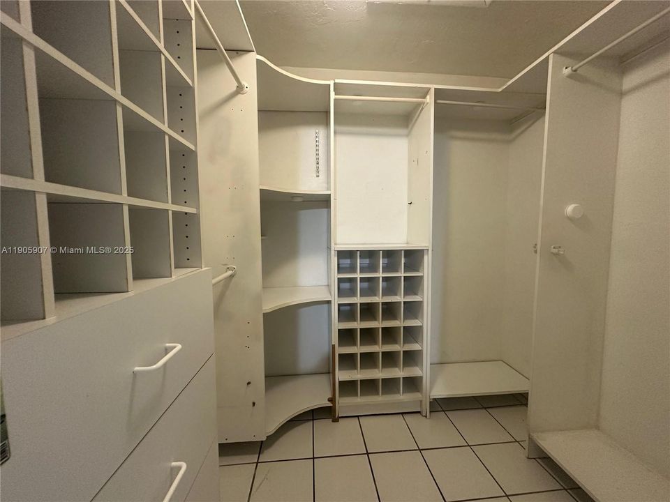 Active With Contract: $1,800 (1 beds, 1 baths, 678 Square Feet)