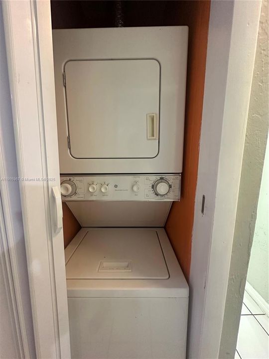 Active With Contract: $1,800 (1 beds, 1 baths, 678 Square Feet)